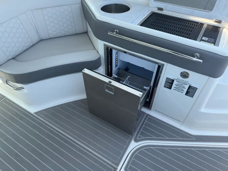 Slide: The Image of Sea Ray Sundancer 320 Outboard 2025 - 9