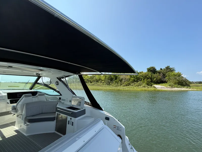 Slide: The Image of Sea Ray Sundancer 320 Outboard 2025 - 10