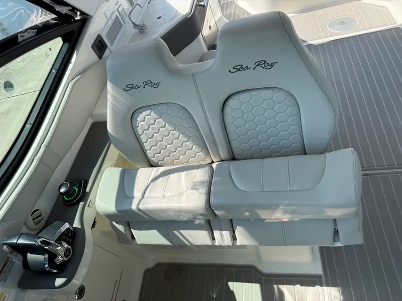 Slide: The Image of Sea Ray Sundancer 320 Outboard 2025 - 25