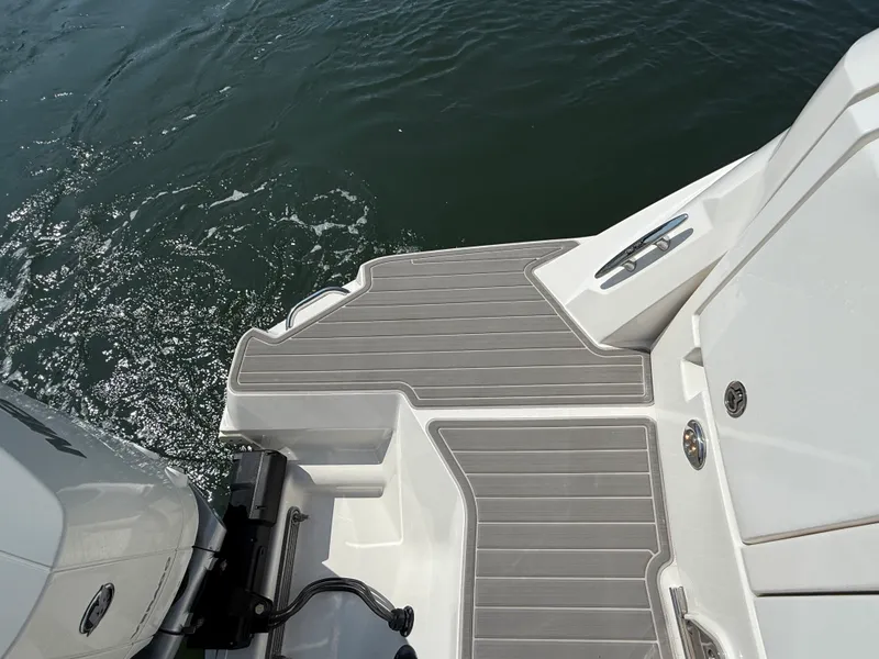 Slide: The Image of Sea Ray Sundancer 320 Outboard 2025 - 5
