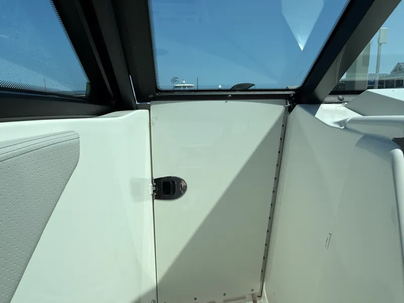 Slide: The Image of Sea Ray Sundancer 320 Outboard 2025 - 28