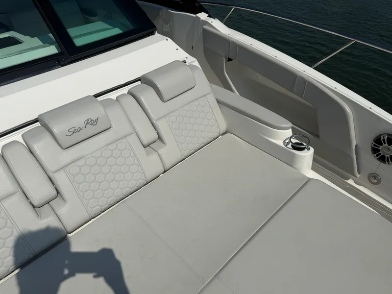 Slide: The Image of Sea Ray Sundancer 320 Outboard 2025 - 32