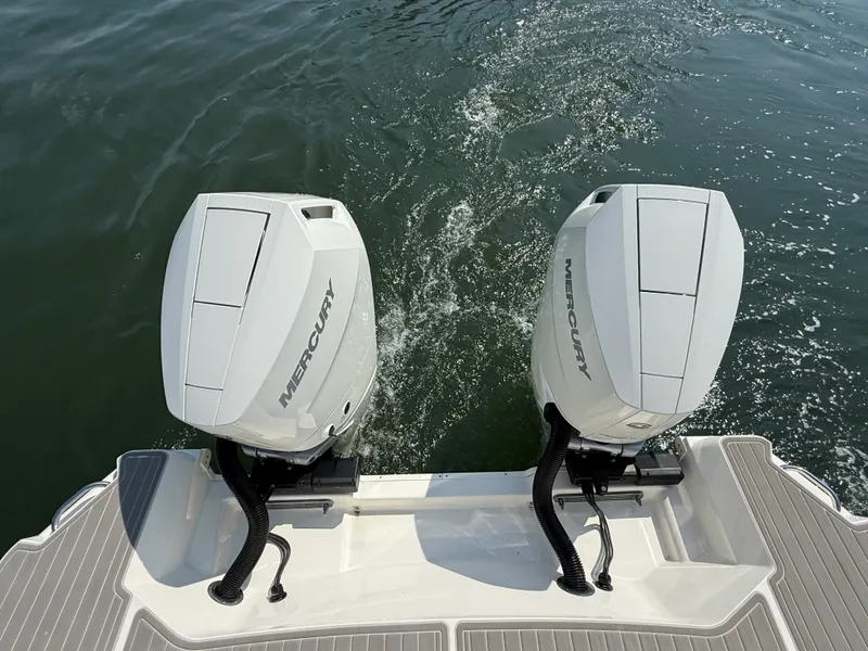 Slide: The Image of Sea Ray Sundancer 320 Outboard 2025 - 4