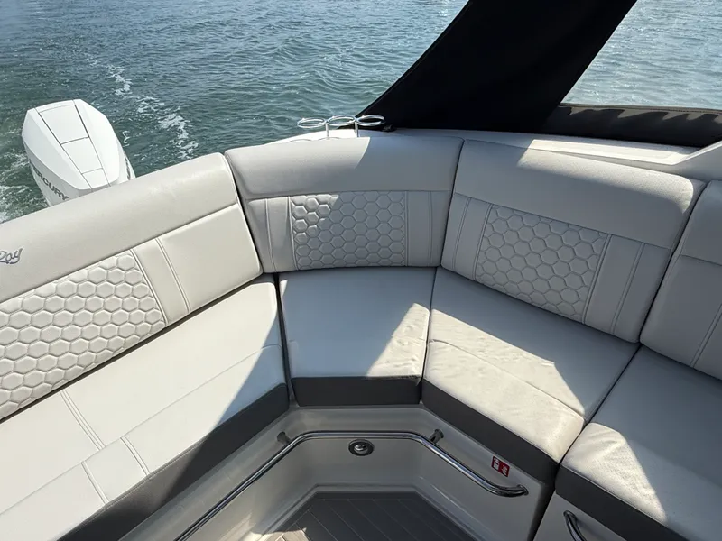 Slide: The Image of Sea Ray Sundancer 320 Outboard 2025 - 7