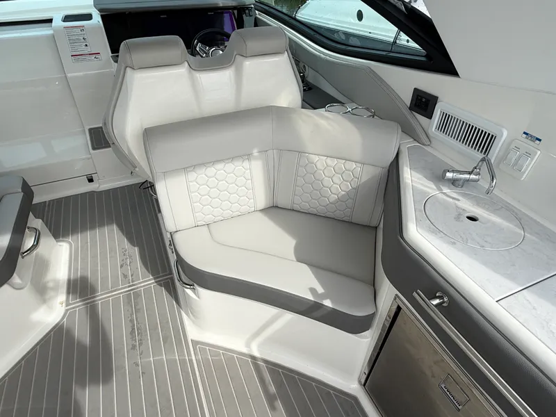 Slide: The Image of Sea Ray Sundancer 320 Outboard 2025 - 20