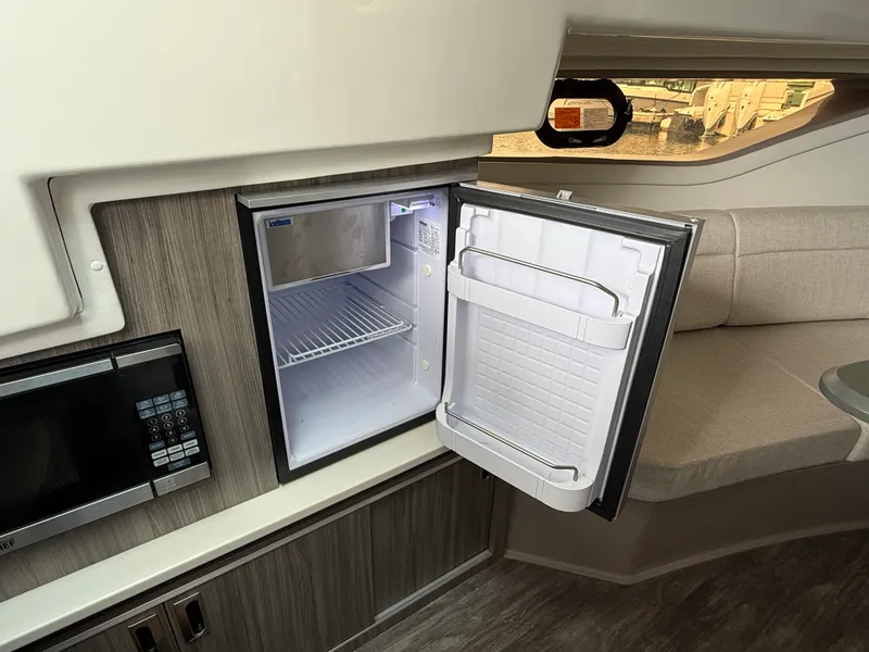 Slide: The Image of Sea Ray Sundancer 320 Outboard 2025 - 13