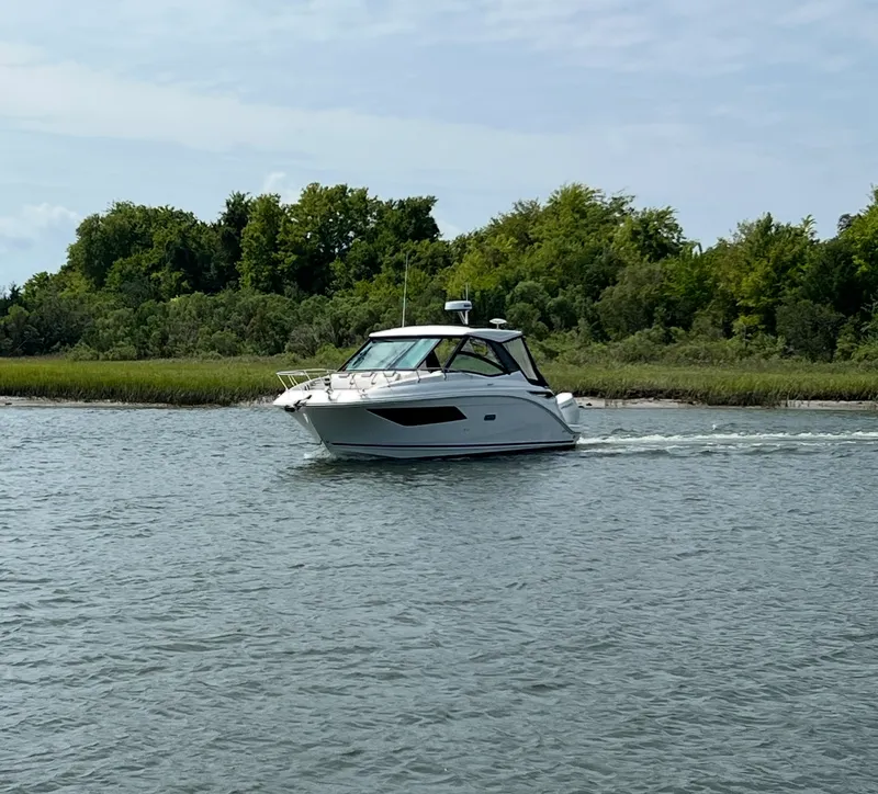 Slide: The Image of Sea Ray Sundancer 320 Outboard 2025 - 2
