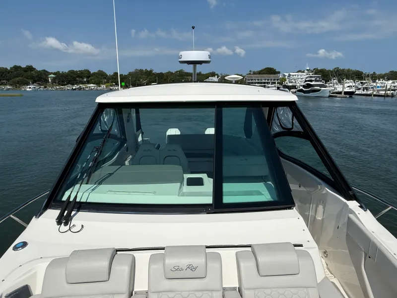 Slide: The Image of Sea Ray Sundancer 320 Outboard 2025 - 29