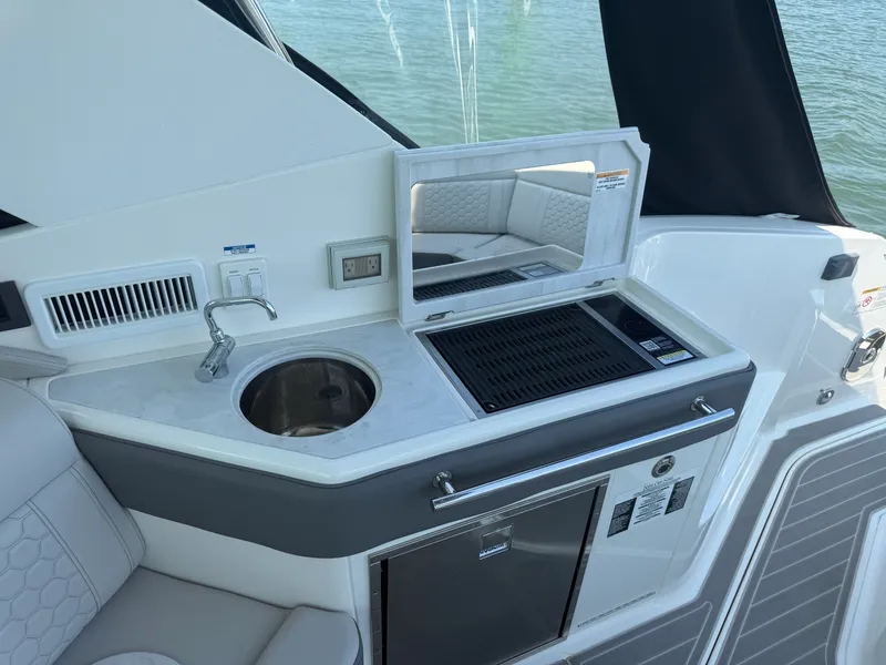 Slide: The Image of Sea Ray Sundancer 320 Outboard 2025 - 8