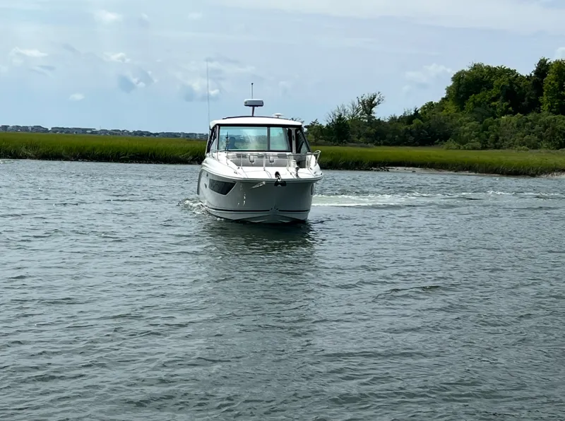 Slide: The Image of Sea Ray Sundancer 320 Outboard 2025 - 1