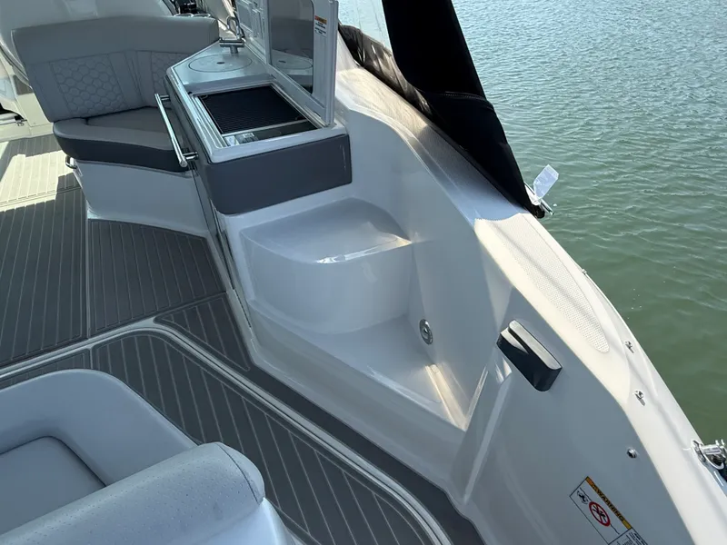 Slide: The Image of Sea Ray Sundancer 320 Outboard 2025 - 11