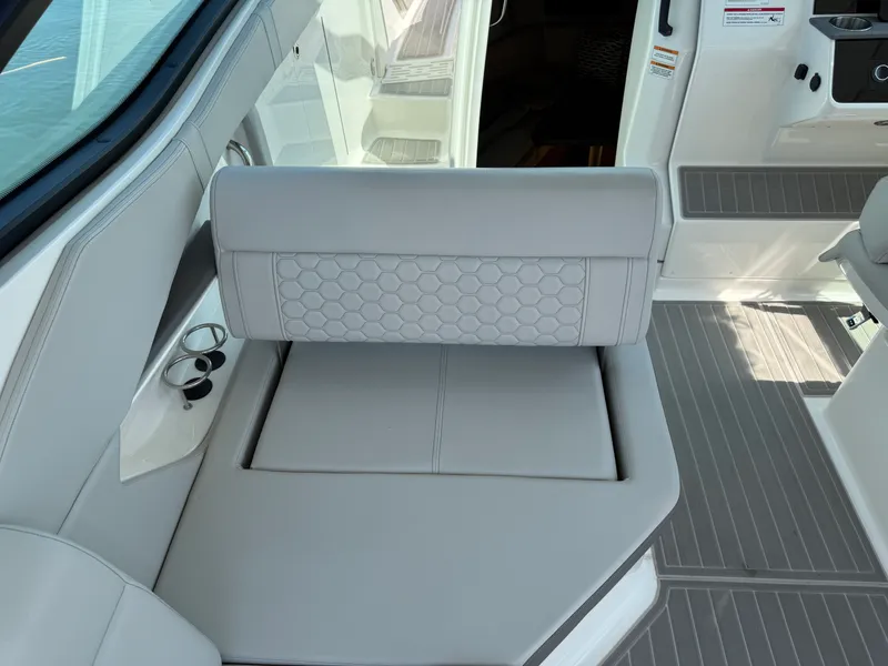 Slide: The Image of Sea Ray Sundancer 320 Outboard 2025 - 27