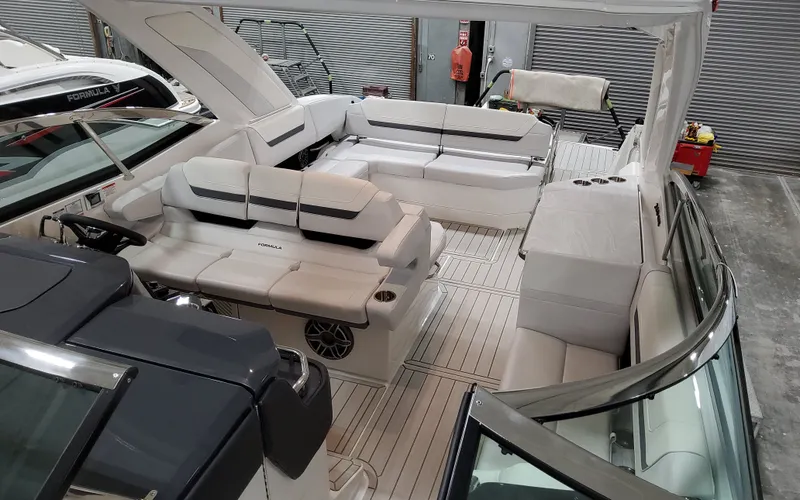 Slide: The Image of 2026 Formula 360 Crossover Bowrider 16 - 16