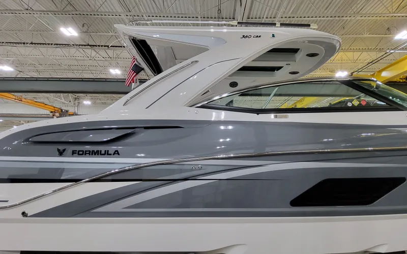 Slide: The Image of 2026 Formula 360 Crossover Bowrider 3 - 3