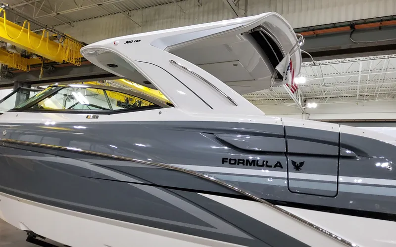 Slide: The Image of 2026 Formula 360 Crossover Bowrider 4 - 4