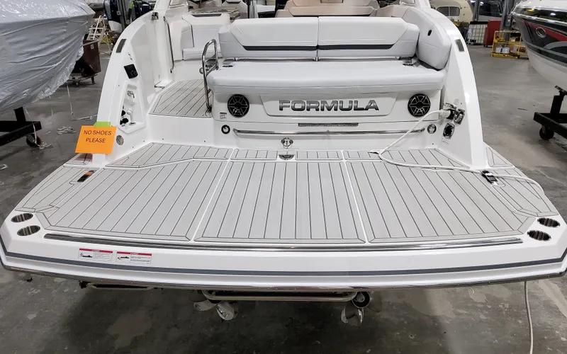 Slide: The Image of 2026 Formula 360 Crossover Bowrider 5 - 5