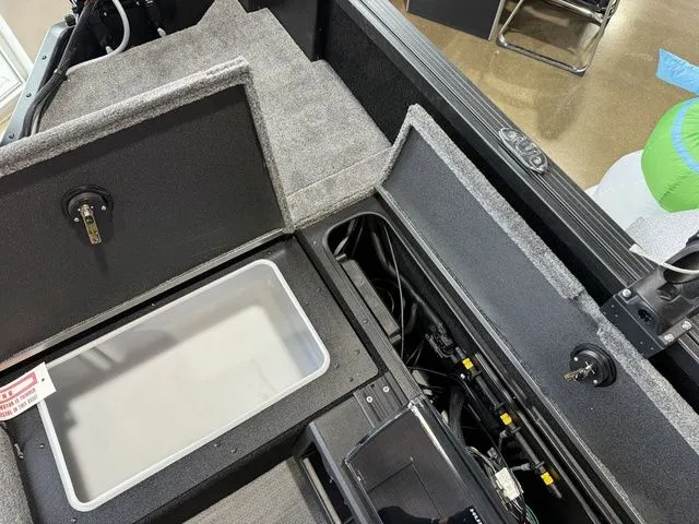 Slide: The Image of Alumacraft Competitor 195X Tiller 2026 - 14