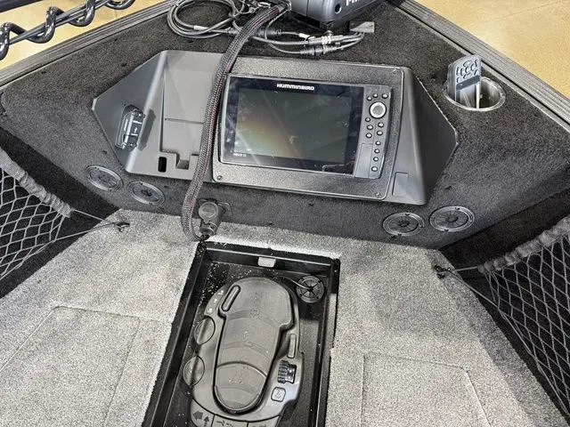 Slide: The Image of Alumacraft Competitor 195X Tiller 2026 - 30