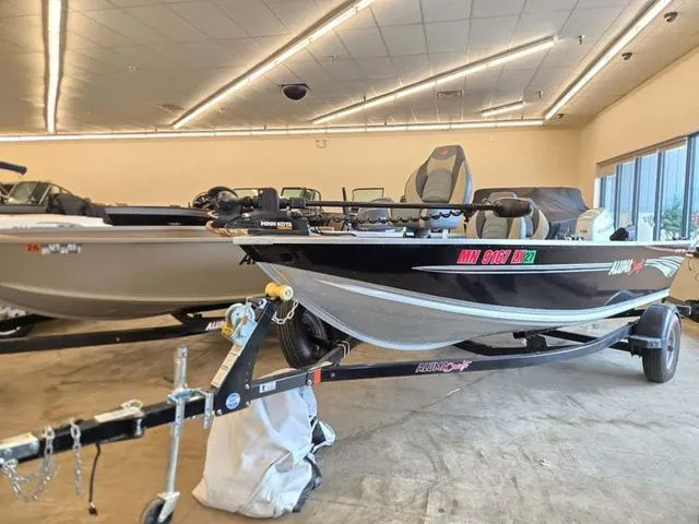 Slide: The Image of Alumacraft Classic 165 2019 - 1