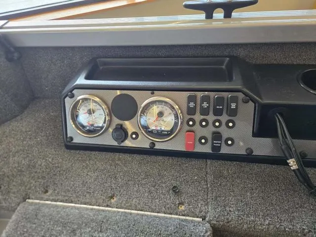 Slide: The Image of Alumacraft Classic 165 2019 - 10