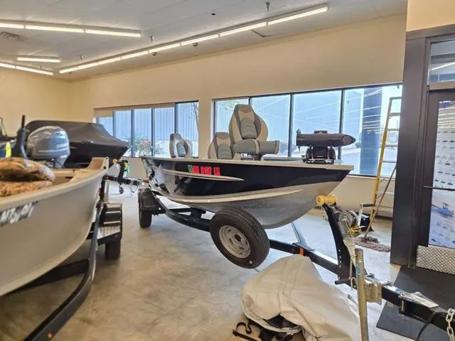 Slide: The Image of Alumacraft Classic 165 2019 - 2