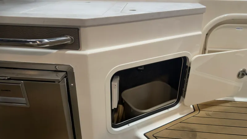 Slide: The Image of Sea Ray 290 SDX OUTBOARD 2022 - 16