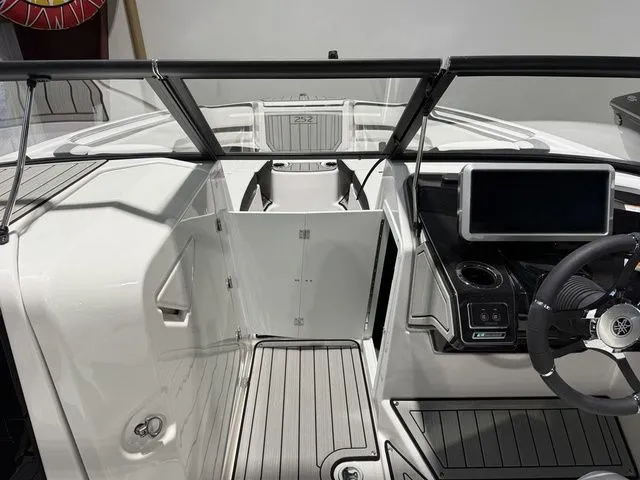 Slide: The Image of Yamaha 252SE 2026 - 31