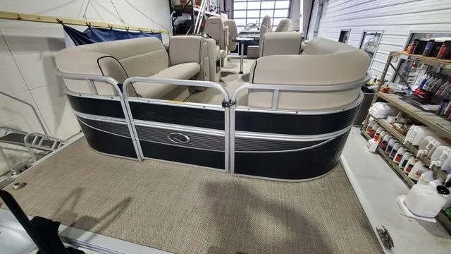 Slide: The Image of Apex Marine Avanti 825 2019 - 2