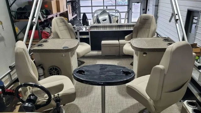 Slide: The Image of Apex Marine Avanti 825 2019 - 7