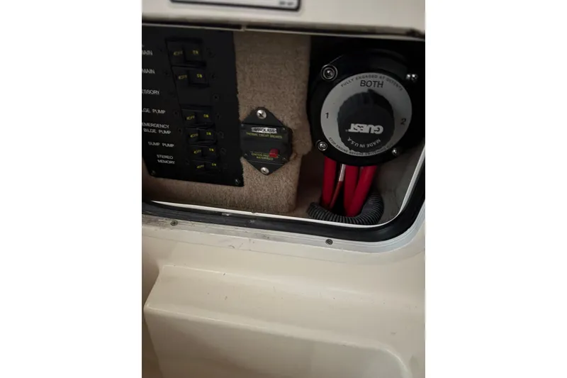 Slide: The Image of Control panel and battery switch on 2002 Sea Ray 260 Sundancer boat. - 25
