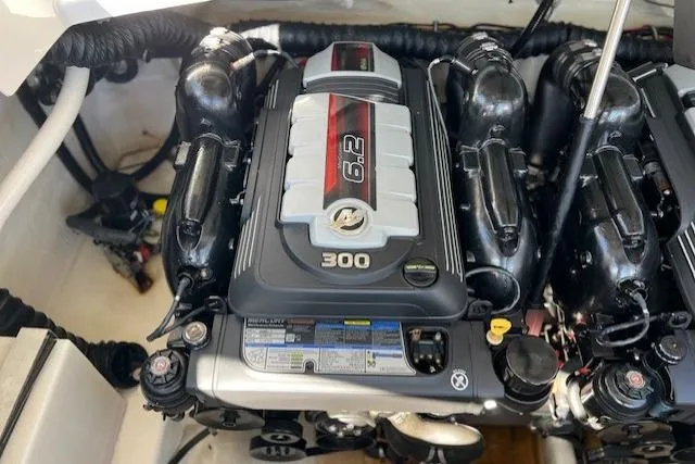 Slide: The Image of 2017 Monterey 328SS Super Sport engine, 6.2L, 300 horsepower, detailed view. - 20