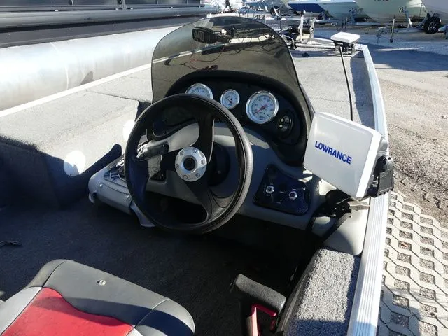 Slide: The Image of Tracker Pro 170 2016 - 6