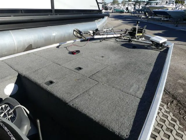 Slide: The Image of Tracker Pro 170 2016 - 8