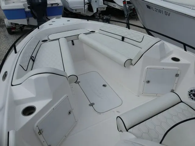 Slide: The Image of Glasstream 240 CCX 2023 - 10