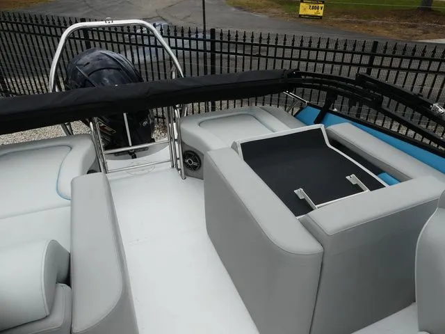 Slide: The Image of Hurricane FunDeck 2360 RE 2026 - 10