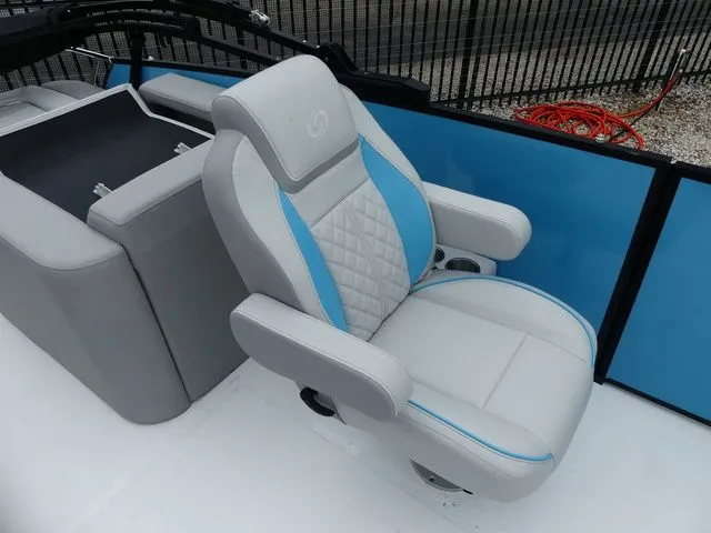 Slide: The Image of Hurricane FunDeck 2360 RE 2026 - 11