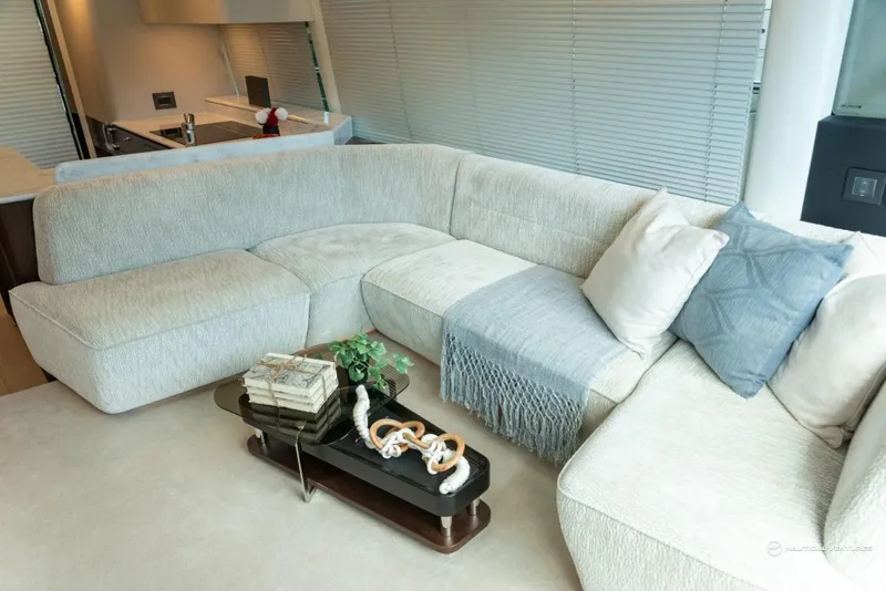 Slide: The Image of Fairline Phantom 65 2023 - 193