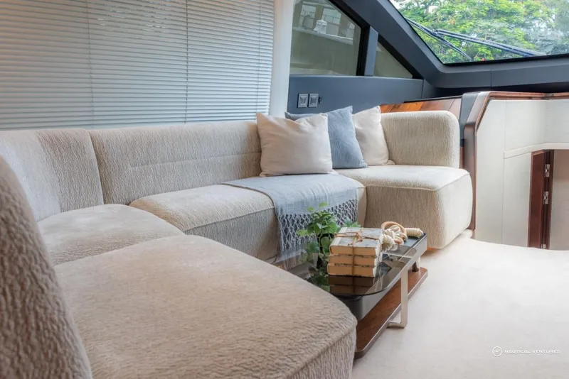 Slide: The Image of Fairline Phantom 65 2023 - 202