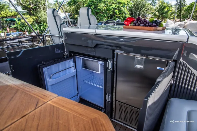 Slide: The Image of Fairline Phantom 65 2023 - 242