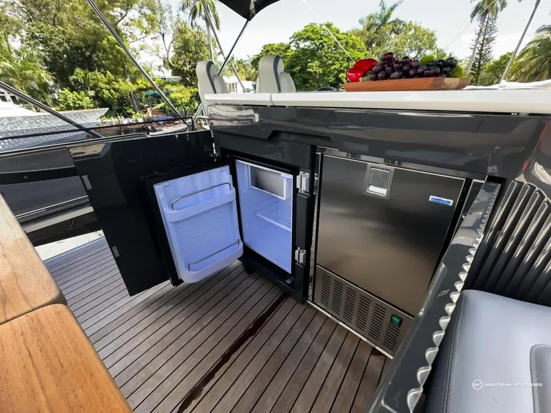 Slide: The Image of Fairline Phantom 65 2023 - 98