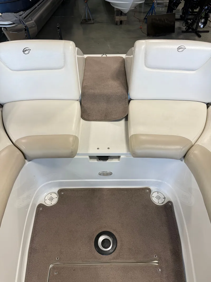 Slide: The Image of Crownline Boats 240 LS 2008 - 11