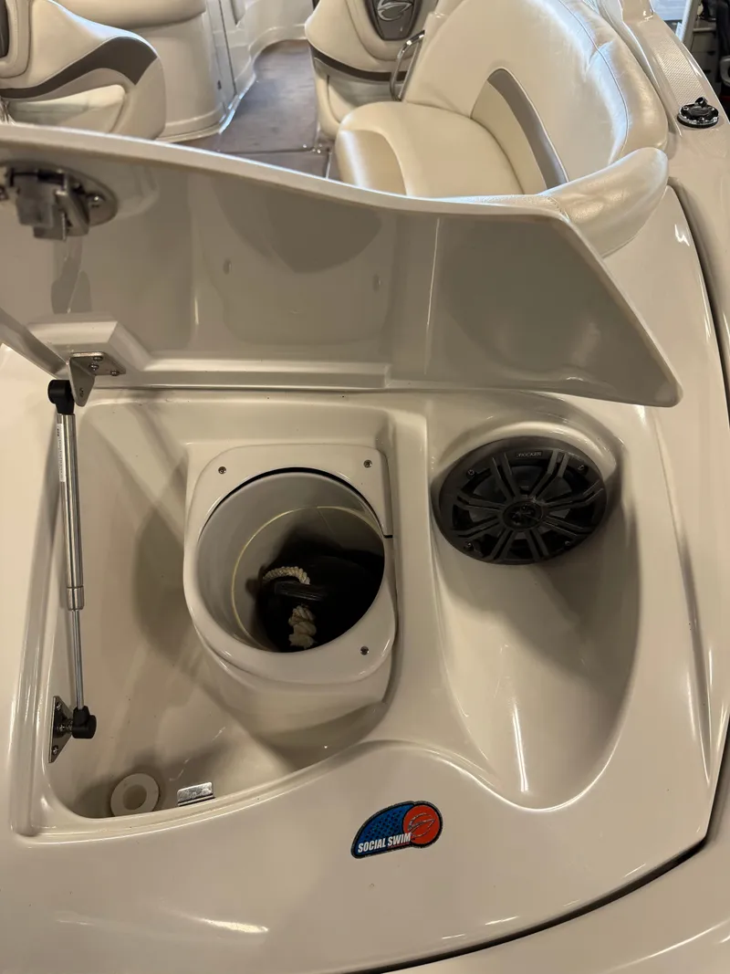 Slide: The Image of Crownline Boats 240 LS 2008 - 16