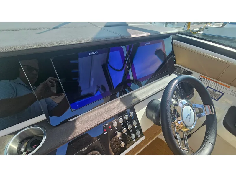 Slide: The Image of Sea Ray 320 SUNDANCER COUPE OB 2026 - 32