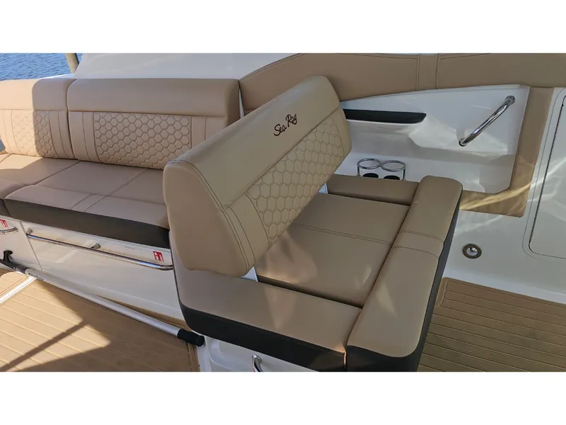 Slide: The Image of Sea Ray 320 SUNDANCER COUPE OB 2026 - 41