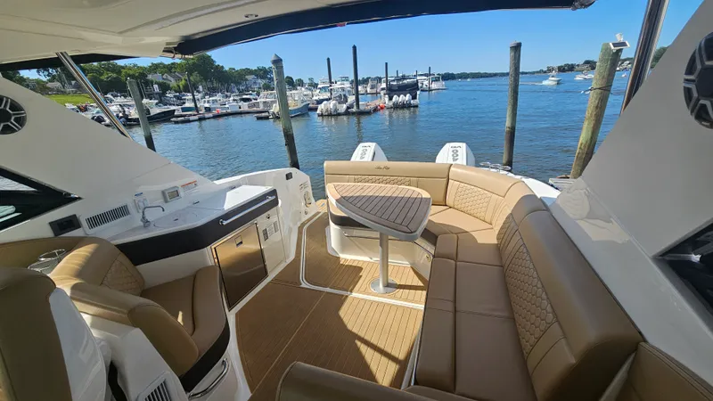 Slide: The Image of Sea Ray 320 SUNDANCER COUPE OB 2026 - 14