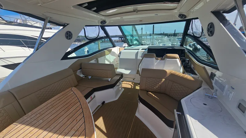 Slide: The Image of Sea Ray 320 SUNDANCER COUPE OB 2026 - 13