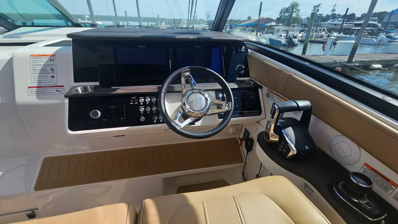 Slide: The Image of Sea Ray 320 SUNDANCER COUPE OB 2026 - 18