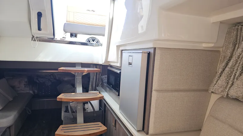 Slide: The Image of Sea Ray 320 SUNDANCER COUPE OB 2026 - 24