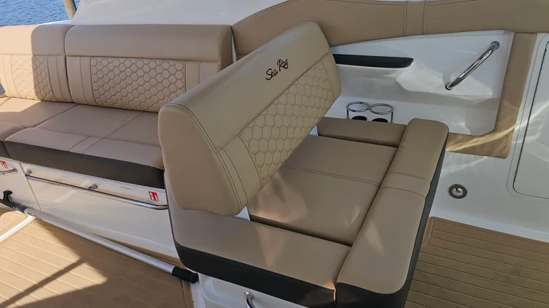 Slide: The Image of Sea Ray 320 SUNDANCER COUPE OB 2026 - 16