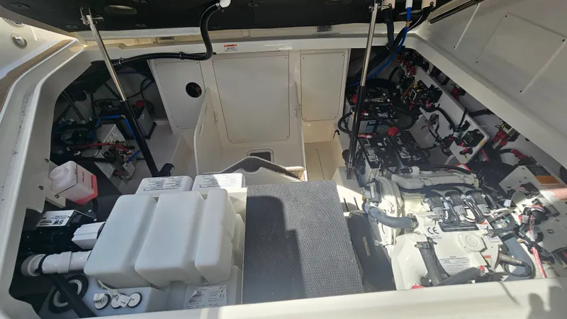Slide: The Image of Sea Ray 320 SUNDANCER COUPE OB 2026 - 35